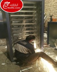 همکار فنی کارگاه در حال ساخت دستگاه 1850 تایی
